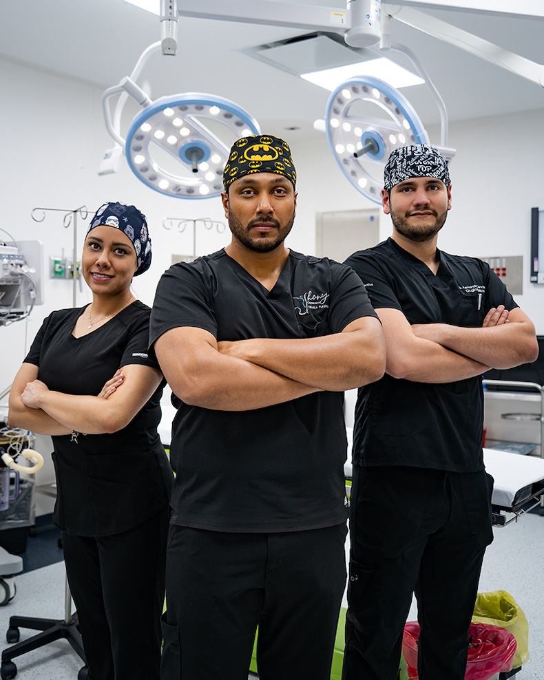 Cirujano plastico Jhony Camarero y su equipo